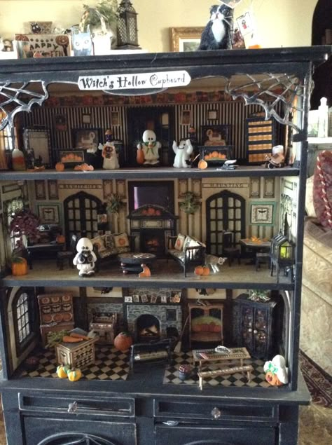 Halloween Tiny House, Gothic Playroom, Robin Betterley Miniatures, Witches Dollhouse, Goth Doll House, Gothic Dollhouse, Witch Dollhouse, Halloween Dollhouse, Haunted Dollhouse Diy Ideas