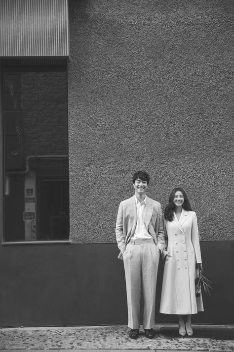 Wedding Photo Korea Couple, Pre Wedding Korea Style, Wedding Photo Ideas Korea, Wedding Prephotoshoot, Korean Pre Wedding Photoshoot Outdoor, Self Pre Wedding Photoshoot, Photo Wedding Korea, Korean Wedding Photography Outdoor, Prewed Ala Korea