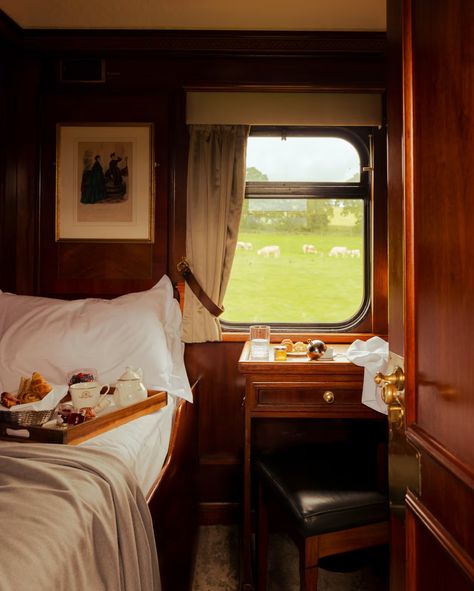 Luxurious Train, Breakfast With A View, Simplon Orient Express, Victoria House, Train Tour, Blue Train, Rustic Bathroom Designs, Luxury Train, Duplex Apartment