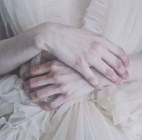 Rinne Sharingan, Laura Makabresku, Aesthetic Archive, Pale Aesthetic, Hand Reference, Foto Art, Pale Skin, 영감을 주는 캐릭터, 인물 사진