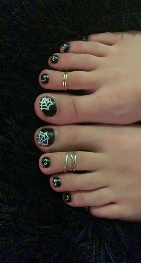 Halloween Nails Pedicure, Simple Halloween Toe Nails, Toe Nail Designs For Halloween, Witchy Pedicure, Easy Toenail Painting Ideas, Cute Toenail Designs For Fall, Halloween Toe Designs, Spiderweb Toenails, Easy Halloween Toenails