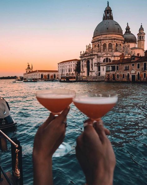 Padua, Gondola Outfit Venice, Venice Restaurants With A View, Day Trips From Venice Italy, Venice To Do, Venice Rooftop, Venice Italy Restaurants, Venice Photo Ideas, Venice Italy Aesthetic