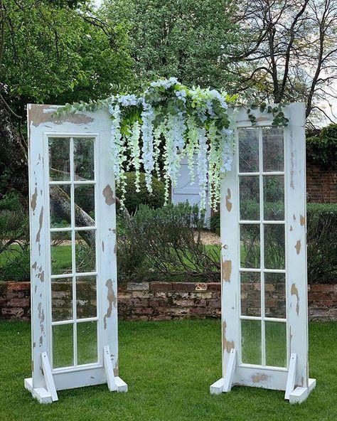 Vintage Wedding Backdrop, Vintage French Doors, Vintage Furniture Wedding, Old French Doors, Door Backdrops, Wedding Doors, Wedding Backdrop Design, Wedding Display, Vintage Doors