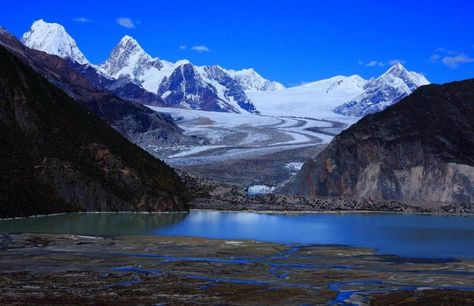 The view of Pangong Tso of Aksai Chin Beautiful Places In India, Aksai Chin, Surreal Places, Western Ghats, Mysterious Places, Jammu And Kashmir, Famous Places, Not Allowed, India Travel