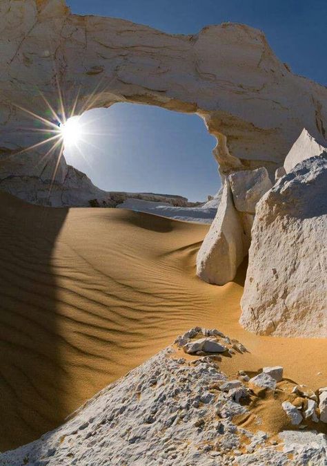 White Desert Egypt, Egypt Places, White Desert, Alam Yang Indah, In The Desert, Sand Dunes, Cool Stuff, A Rock, Places Around The World