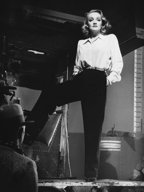 Trousers as a sign of emancipation Dandy Look, Klasik Hollywood, Stars D'hollywood, Diahann Carroll, Marlene Dietrich, Hollywood Glam, Old Hollywood Glamour, 1940s Fashion, Moda Vintage