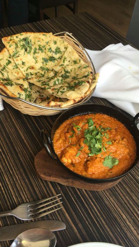 Butter Chicken Presentation, Butter Chicken And Naan Aesthetic, Garlic Naan And Butter Chicken, Naan And Butter Chicken, Naan Aesthetic, Butter Chicken Aesthetic, Paneer Curry, Garlic Naan, Desi Food