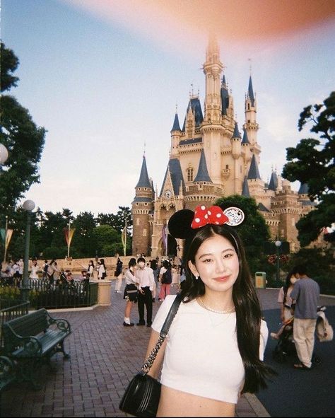 Disneyland Fashion Outfits, Theme Park Aesthetic Outfit, Theme Park Instagram Pictures, Theme Park Poses, Disneyland Tokyo Outfit, Disney Ig Pics, Disneyland Tokyo Aesthetic, Disneyland Fits Summer, Disney World Aesthetic Pictures