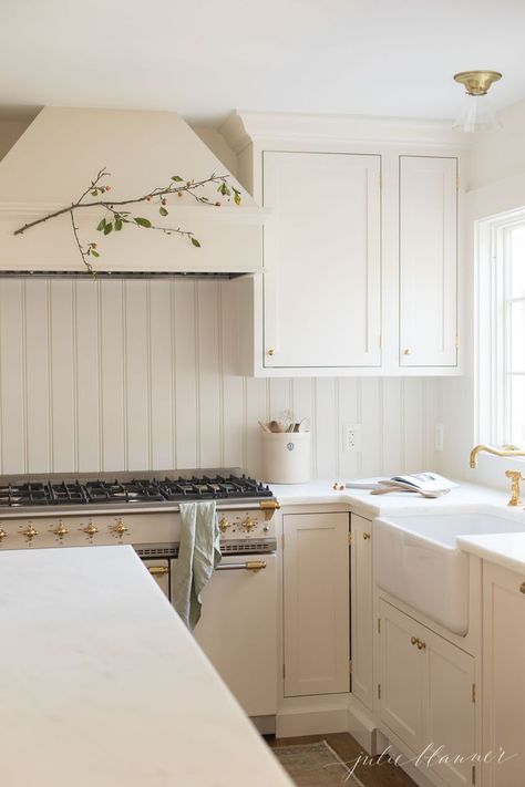 Kitchen with clay colored cabinets New Kitchen Inspiration, Traditional Kitchen Decor, Colored Cabinets, Shaker Style Kitchen Cabinets, Classic Kitchen Design, Cream Kitchen, Shaker Style Cabinets, Shaker Style Kitchens, Kitchen Cabinet Styles