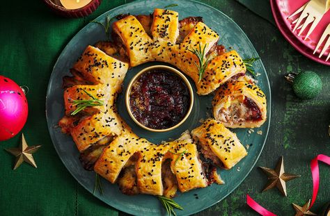 Cranberry and brie sausage roll wreath recipe Boxing Day Food Buffet, Sausage Roll Wreath, Boxing Day Buffet, Boxing Day Food, Cranberry And Brie, Christmas Platters, Wreath Recipe, Roll Wreath, Brie Cranberry