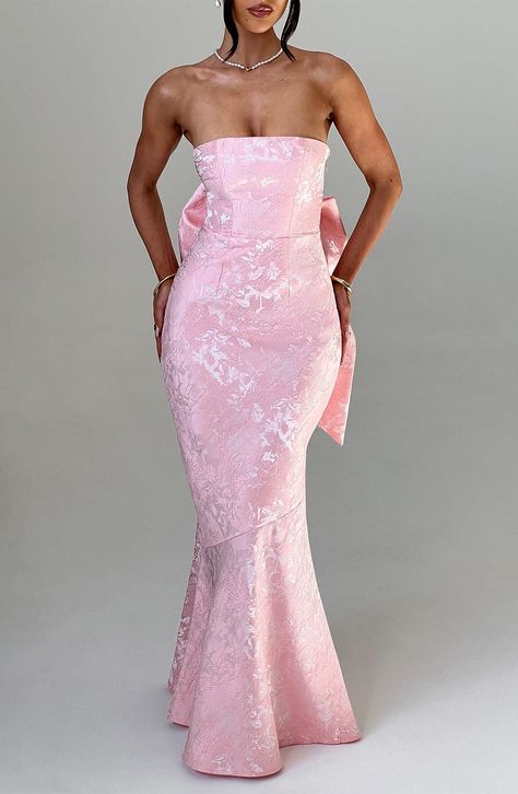 THE maxi of the season has landed and you're going to be obsessed. Meet Felicity in blush, our dreamy dress with a pretty fit and flare skirt and waist cinching bodice. This strapless style is complete with lace up and an oversized bow to the back for perfect feminine drama. Floral Dress Gown, Bridesmaid Dress With Bow On Back, Big Bow Dresses Women, Hoco Maxi Dress, Prom Dress Colorful, Floral Milkmaid Dress, Pink Dresses Summer, Pink Bow Dress Long, Light Pink Maid Of Honor Dress