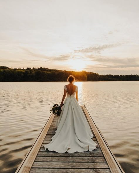 Lake Wedding Pictures, Beach Wedding Pics, Lake Wedding Photos, Lake House Wedding, Wedding Portrait Poses, Cottage Wedding, Wedding Couple Photos, Sunset Light, Sunset Lake