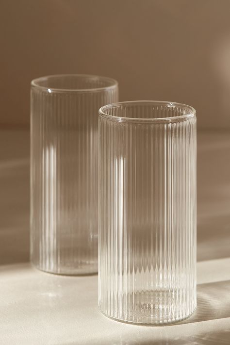 These ultra-trendy textured tall glasses are perfect for serving colourful cocktails or for simply dressing up your dining table.Set of four tall glasses420 ml (14.2 fluid oz)Dishwasher safe