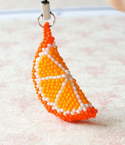 Seed Bead Pendant, Beaded Orange, Beaded Fruit, Seed Bead Projects, Cell Phone Charms, Orange Slice, Bead Charms Diy, Hand Embroidery Flowers, Bead Pendant