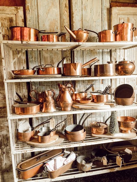 Copper Pots Display, Rustic French Kitchen, Copper Pots And Pans, Rustic French Farmhouse, Country Deco, Vintage Copper Pots, French Farmhouse Kitchen, Coastal Style Decorating, Thrift Store Decor