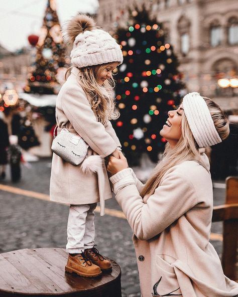 Moms L♡VE these cute captures by @yurina_photo 😍📸” Colorado Photoshoot, Christmas Outfits For Family Pictures, Christmas Shooting, The Wedding Bliss, Mommy Daughter Pictures, Mother Daughter Photoshoot, Mom Daughter Outfits, Mother Daughter Outfits, Mother Daughter Photography