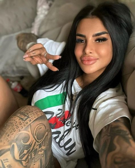 Tatted Baddies, Baddies With Tattoos, Women Tatted Up, Model With Tattoos Female, Tattooed Biker Woman, Blonde Curly Wig, Chola Girl, Tattoed Women, Beautiful Girl Drawing