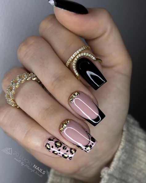 💫 Dazzle with detail with over 50 intricate gold nail designs. These designs offer a sophisticated and luxurious flair. Check out the best winter nails ideas and designs for short nails, almond nails and coffin nails in this article. Nail Designs Ideas, Gold Nail Designs, Fancy Nails Designs, Gold Nail, Striped Nails, Nail Envy, Short Acrylic Nails Designs, Elegant Nails, Luxury Nails