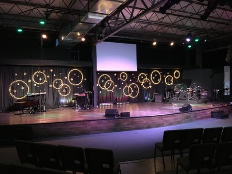 Christmas Stage Design Church, Christmas Stage Decor, Christmas Church Stage Design, Stage Design Ideas Creative, Church Decorations Ideas, Small Church Stage Design, Church Stage Design Ideas Backdrops, Christmas Decor Ideas For Church, Christmas Stage Decorations