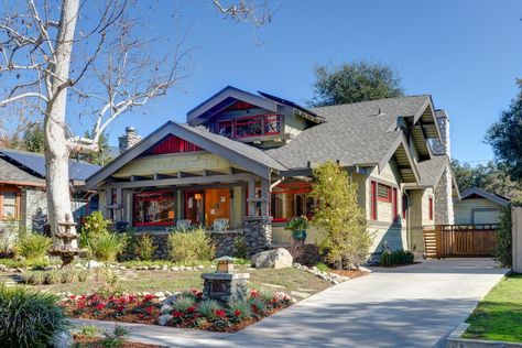 Vintage Craftsman interiors get an update in Pasadena - Los Angeles Times Craftsman Houses, Craftsman Interiors, Bungalow Cottage, Guest Bedroom Remodel, Kids Bedroom Remodel, Craftsman Homes, Small Bedroom Remodel, Vintage Craftsman, Craftsman Bungalow