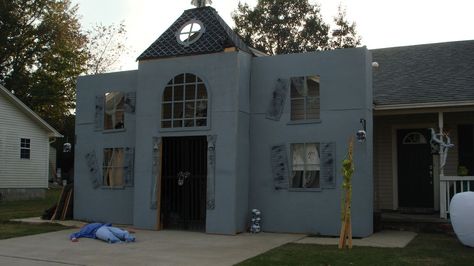 Haunted house facade in front of the garage.Gives me ideas for future home haunt. Halloween Facade, Clever Halloween, Casa Halloween, Halloween Props Diy, Yard Haunt, Haunted House Props, Halloween 2016, Halloween Haunted Houses, Halloween Photos