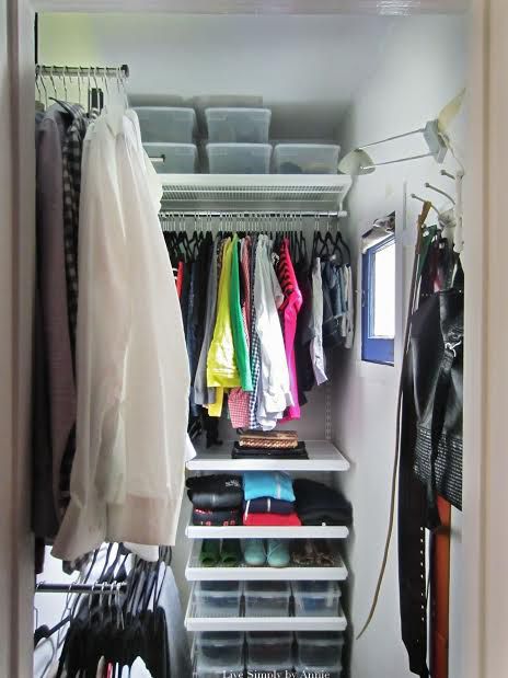 This tiny closet space gets a complete transformation! Tips to steal here for maximizing space in all small closets. Organizing Purses In Closet, Organiser Son Dressing, Gorgeous Closet, Deep Closet, Closet Transformation, Apartment Things, Small Closet Space, Tiny Closet, Shoe Shelves