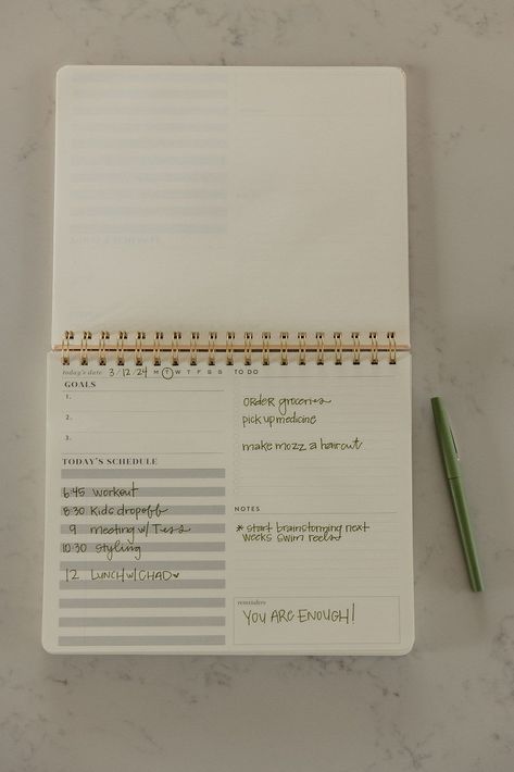 This one-day-at-a-time desk planner pad is the perfect way to stay organized and productive all year long. With its spacious layout, you can easily keep track of your daily tasks, appointments, and notes. The planner also includes a monthly overview, so you can see at a glance what's coming up. Whether you're a student, a busy professional, or a stay-at-home parent, this planner is the perfect Planner Setup Ideas, Planning Aesthetic, Spiral Planner, Life Planner Organization, Desk Planner, Planner Notes, Planner Writing, Planner Setup, Desk Planners