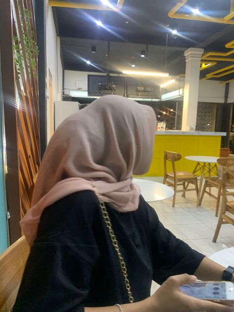 Selfie Hijab, Tipografi 3d, Outfit Hijab Casual, Youtube Design, Hijabi Aesthetic, Muslimah Aesthetic, Beautiful Muslim Women, Outfit Hijab, Cute Selfie Ideas