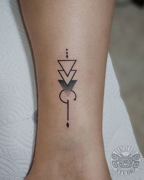 Geometric Triangle Tattoo, Triangle Tattoo Meaning, Triangle Tattoo Design, A Small Tattoo, Cool Wrist Tattoos, Tato Lengan, Wrist Tattoos For Guys, Triangle Tattoos, Simple Tattoo Designs