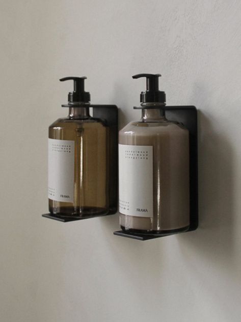 Bathroom Soap Holder Ideas, Kitchen Soap Dispenser Ideas, Apothecary Wall, Clawfoot Tub Bathroom, Brass Bathroom Fixtures, Hotel Shampoo, Modern Bathroom Tile, Shampoo Dispenser, Porta Shampoo