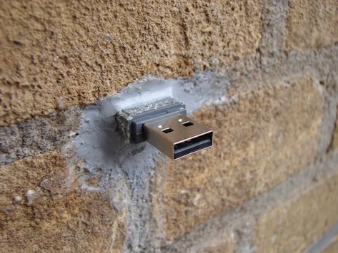 20 geniale Ideen für alte USB-Sticks, die ihr sofort ausprobieren könnt Dead Drop, Custom Usb, Geocaching, Usb Drive, Usb Stick, Scavenger Hunt, Flash Drive, Linux, Usb Flash Drive