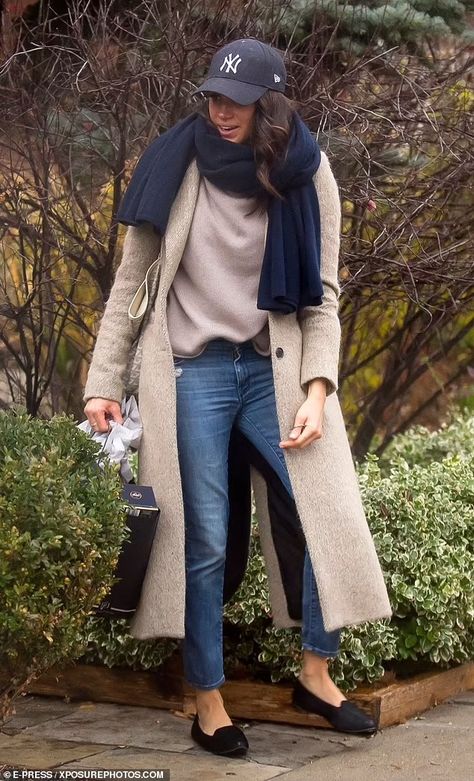 Meghan Markle is the queen... of jeans: Whether it is cropped, ripped or boyfriend style, the Duchess of Sussex's denim choices are 'perfect' for her 'off-duty look', expert says after her latest outing | Daily Mail Online Meghan Markle Outfits, Black Tweed Jacket, Oversized Coats, Meghan Markle Style, Husband Shirts, Mother Jeans, Mommy Style, Mode Ootd, Boyfriend Style