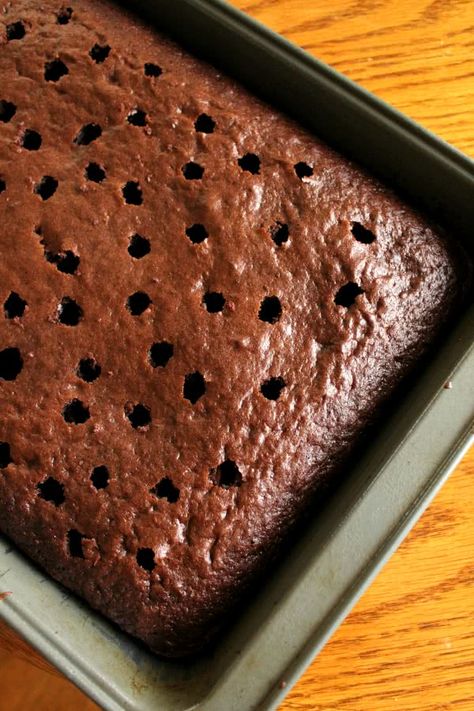 Recipes With Chocolate Pudding Mix In Them, Chocolate Poke Cake With Vanilla Pudding, Chocolate Cake With Pudding Filling, Chocolate Cake With Pudding Mix In It, Chocolate Pudding Poke Cake, Oreo Pudding Cake, Poke Cake Recipes Chocolate, Chocolate Cake Mix Recipes, Chocolate Pudding Desserts