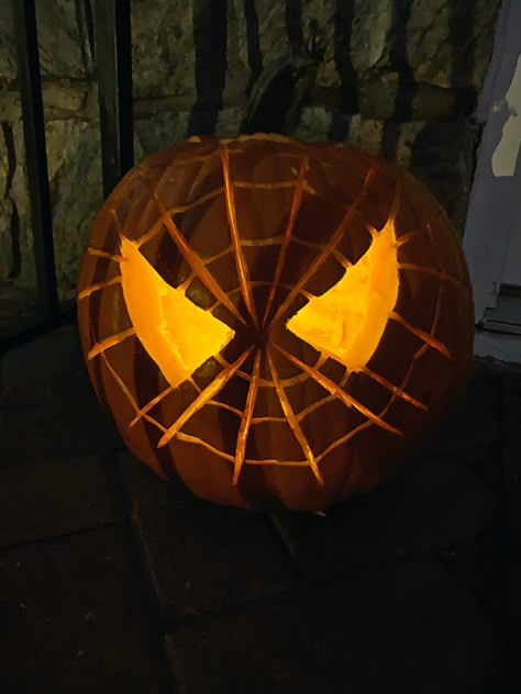 Pumkin Carving Ideas Spiderman, Spider Man Scarecrow, Pumpkin Carving Ideas For Flat Pumpkins, Carving Punkins Ideas, Pumpkin Carving Ideas Scary Movies, Spider Man Carved Pumpkin, Big Pumpkin Carving Ideas Easy, Pumkin Carving Large, Spiderman Carved Pumpkin