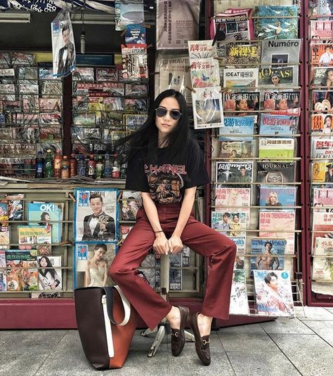 Moda Pin Up, Yoyo Cao, Newspaper Stand, Street Style 2017, Band Shirt, Red Pants, A Magazine, Tee Outfit, How To Pose