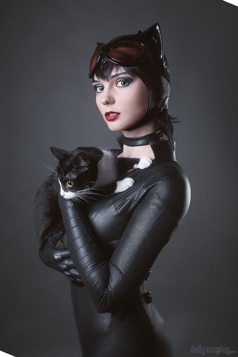 Catwoman from Batman: Arkham Knight Catwoman Costume, Cat Wearing Glasses, Catwoman Comic, Comic Con Costumes, Catwoman Cosplay, Cat Cosplay, Superhero Cosplay, Dc Cosplay, Cat Woman