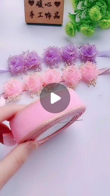 Diy Satin Hair Bow, Ribbon Flowers Diy Easy Hair Bows, Ribbon Flower Hair Clips, Satin Ribbon Bow Diy Hair Clips, Diy Flores, Diy Hair Accessories Ribbon, Flower Hair Bows, Travel Crafts, Hair Bow Tutorial