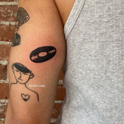 American Traditional Vinyl Record Tattoo, Vinyl Records Tattoo, Ipod Tattoo, Record Tattoo Ideas, Vinyl Record Tattoo, Cd Tattoo, Tyler The Creator Tattoos, Record Tattoo, Phone Tattoo