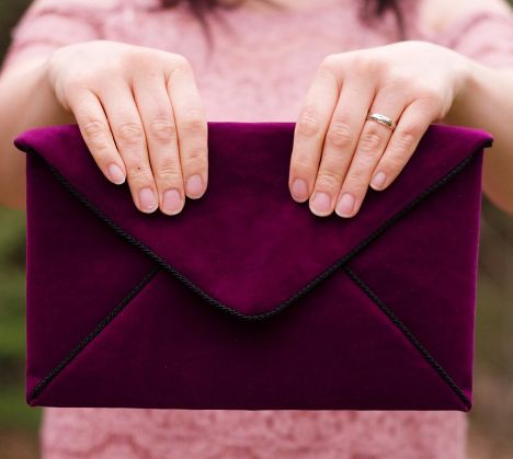 Elegant Envelope DIY Clutch | Make this sophisticated clutch bag with velour for the perfect winter accessory! Diy Clutch Purse, Diy Clutch Bag, Clutch Sewing, Elegant Envelope, Clutch Tutorial, Envelope Clutch Purse, Best Leather Wallet, Clutch Pattern, Envelope Handbag