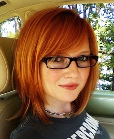 Red bob with stragglers - very casual - love the black glasses Tips For Thick Hair, Hair And Glasses, Chic Short Hair, Short Hair Color, Haircut And Color, Short Bob Hairstyles, Hair Color Trends, 50 Shades, Hair Today