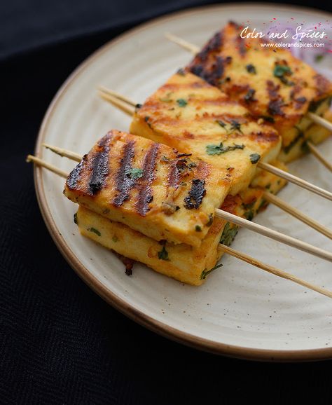 Color and Spices: Pan grilled paneer... Veg Starters For Dinner Party, Tiffin Snacks, Restaurant Starters, Veg Starter Recipes, Veg Starters, Paneer Snacks, Veg Appetizers, Grilled Paneer, Paneer Dishes