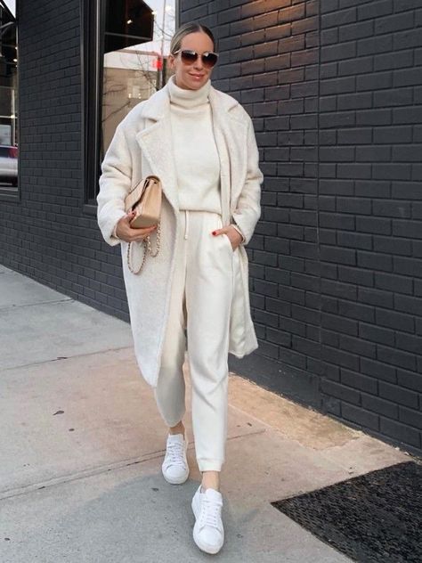 White Joggers Outfit, Loungewear Outfits Winter, Chic Loungewear Outfits, Lounge Set Outfit, Matching Loungewear Set, Chic Loungewear, Winter Fashion Trends, Outfits To Copy, Loungewear Outfits