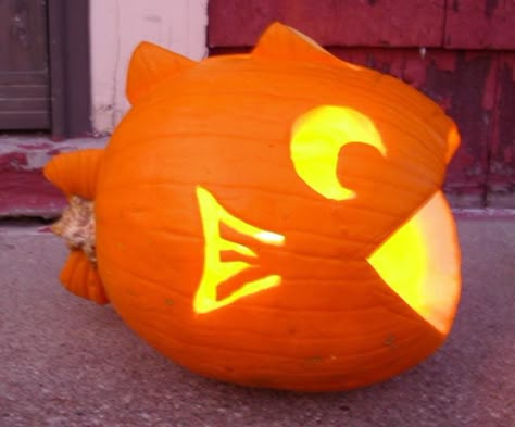 Fish pumpkin carving Pumpkin Game, Funny Pumpkin Carvings, Pumkin Decoration, Cute Pumpkin Carving, Dekorasi Halloween, Halloween Pumpkin Carving Stencils, Pumkin Carving, Pumpkin Carving Contest, Pumpkin Carving Party