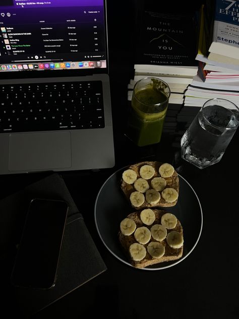 Healthy Dark Aesthetic, Dark Green Vision Board, Healthy Food Dark Aesthetic, Dark Healthy Aesthetic, Winter Arch, Gym Vibes, Productive Lifestyle, Green Juice Recipe, Kiwi Juice