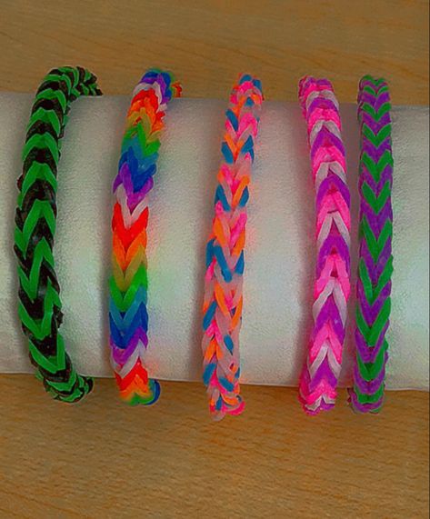 Rainbow Loom Colour Combos, Rainbow Loom Color Combos, Rubber Band Bracelet Ideas Colors, Loom Bracelets Color Combos, Rainbow Loom Color Combinations, Rainbow Loom Bracelets Color Ideas, Loomband Ideas, Kids Bead Bracelet, Loom Band Patterns