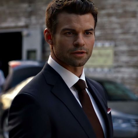 Elijah Vampire Diaries, Elijah The Originals, Elijah Mikaelson, The Mikaelsons, Davina Claire, Man In A Suit, Vampire Diaries Guys, Starting Line, Daniel Gillies