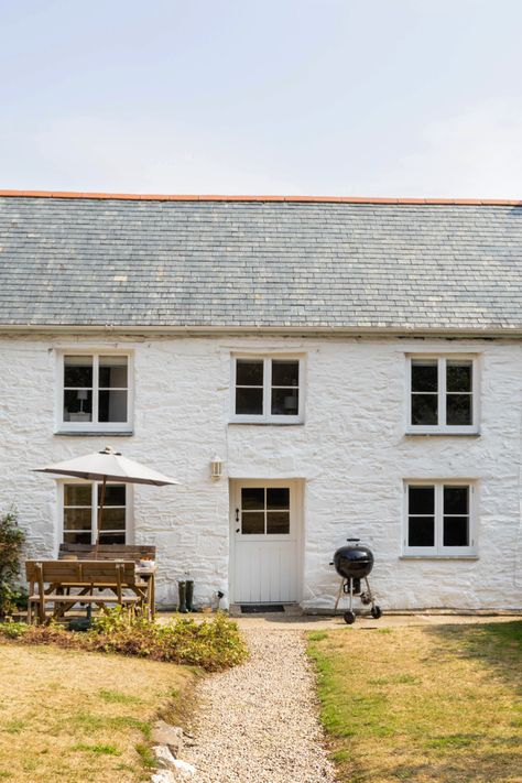 Cornwall Cottage Interior, New England Exterior, Welsh Farmhouse, Cornwall Cottage, Cornish Cottage, Falmouth Cornwall, Classic Cottage, Cottage Exterior, Exterior Front Doors