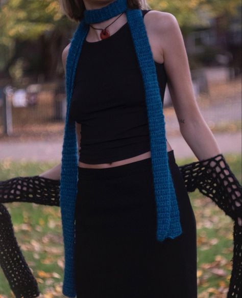 Slim Scarf Outfit, Crochet Mini Scarf, Tiny Scarf, Yarn Thread, Crochet Fashion Patterns, Diy Crochet Projects, 가을 패션, Long Scarf, Crochet Scarves