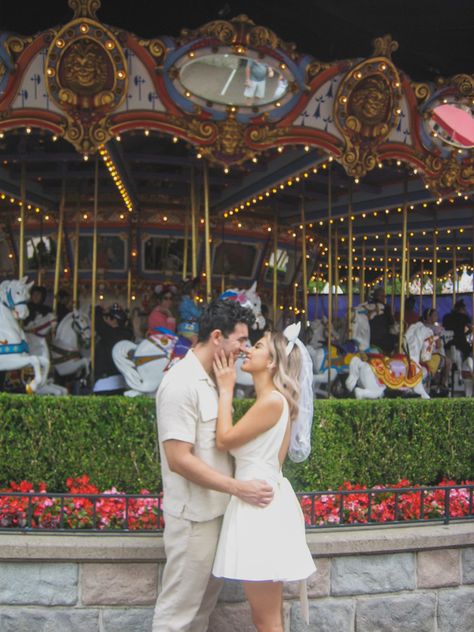 Engagement Photos Disneyland, Disney Couple Photo Ideas, Disney World Engagement Pictures, Disney Engagement Photos, Disney Couple Pictures, Disneyland Engagement Pictures, Disneyland Couples Pictures, Disneyland Photoshoot, Disneyland Honeymoon