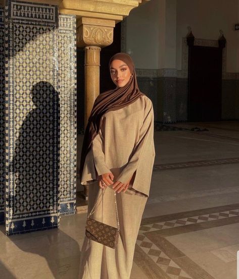 Abaya Hijab Styles, Elegant Muslim Outfits, Abaya Summer, Fits Modest, Beige Abaya, Brown Hijab, Hijabi Styles, Islamic Modest Fashion, Mode Abayas